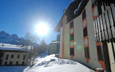 Madonna di Campiglio 1: Invierno, Congelación, Edificio, Pendiente, Casa, Nieve, Luz De Sol, Casa, Techo, Cordillera