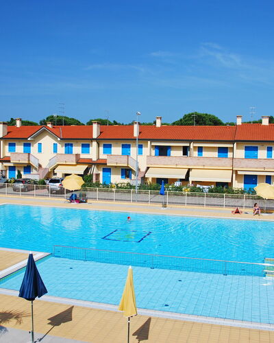 Rosolina Mare 350: Agua, Planta, Cielo, Edificio, Piscina, Ventana, Árbol, Silla, Ocio, Condominio