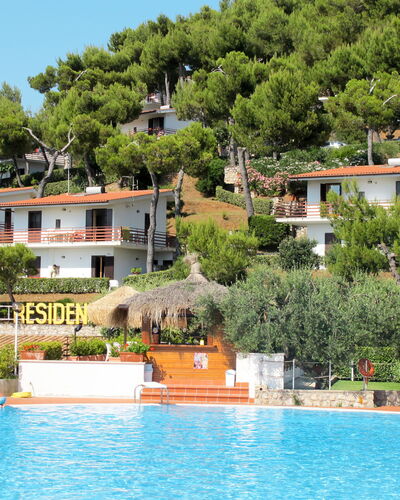 Sperlonga 100: Agua, Planta, Edificio, Propiedad, Cielo, Ventana, Piscina, Árbol, Azul, Naturaleza