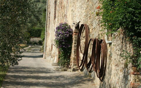 La Loggia 13: Pared, By, Árbol, Agua, Calle, Klippe, La Carretera, Arquitectura, Casa, Infraestructura