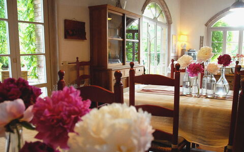 La Cenerara: Mueble, Diseño De Interiores, Mesa, Encendiendo, Silla, Rosado, Habitación, Casa, Comedor, Cortar Flores