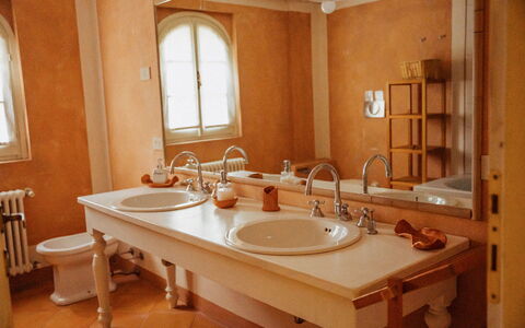 La Cenerara: Lavabo Del Baño, Arreglo De Tubería, Lavabo, Diseño De Interiores, Piso, Grifo, Baño, Suelo, Plomería, Mostrador
