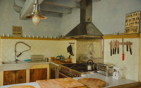 La Cenerara: Cocina, Piso, Madera, Diseño De Interiores, Mostrador, Aparato De Cocina, Suelo, Estufa De Cocina, Techo, Mueble