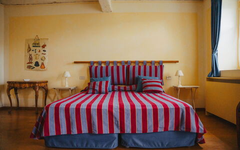 La Cenerara: Mueble, Habitación, Madera, Cama, Diseño De Interiores, Piso, Lecho, Suelo, Textil, Sábana