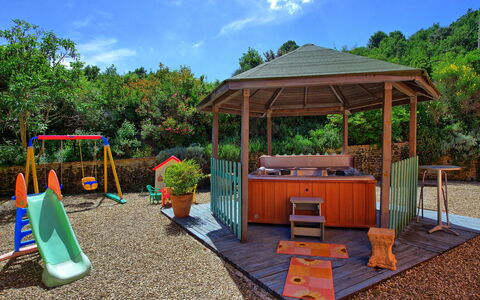 Casa Scopeti: Espacio Publico, Ocio, Patio De Recreo, Casa, Árbol, Patio Interior, Techo, Bienes Raíces, Sombra, Habitación