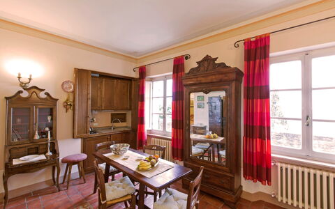 Santo Agostino: Habitación, Propiedad, Mueble, Diseño De Interiores, Edificio, Rojo, Techo, Casa, Suelo, Bienes Raíces