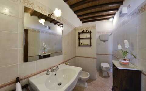 San Pietro: Espejo, Grifo, Arreglo De Tubería, Lavabo Del Baño, Lavabo, Propiedad, Baño, Edificio, Diseño De Interiores, Púrpura