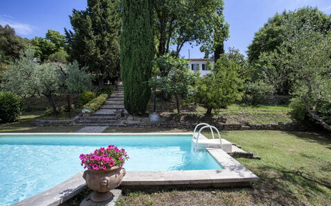 Vittoria: Propiedad, Piscina, Paisaje Natural, Bienes Raíces, Casa, Inmuebles, Agua, Árbol, Vacaciones, Botánica