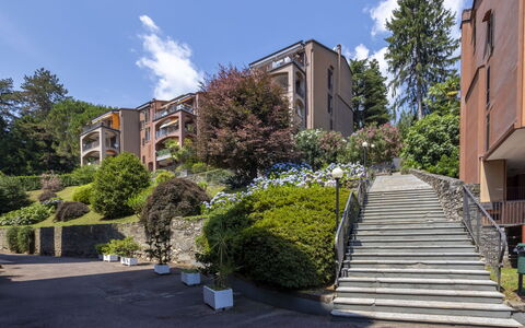 Residenza del Pascià: Árbol, Barrio Residencial, Arbusto, Departamento, Condominio, Suburbio, Inmuebles, Paisajismo, Entrada De Coches