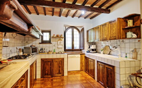 Casale Giulio: Mostrador, Habitación, Propiedad, Cocina, Edificio, Mueble, Gabinetes, Diseño De Interiores, Casa, Techo