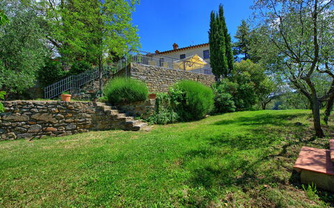 Panzalla: Propiedad, Hierba, Pared, Árbol, Casa, Jardín, Cielo, Pared De Piedra, Inmuebles, Primavera