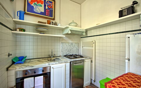 Panzalla: Habitación, Propiedad, Loseta, Edificio, Diseño De Interiores, Casa, Cocina, Mueble, Gabinetes, Arquitectura