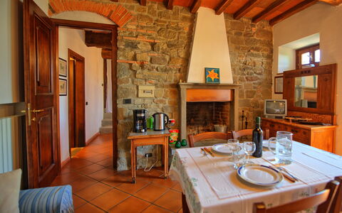 Panzalla: Habitación, Propiedad, Edificio, Diseño De Interiores, Mueble, Casa, Bienes Raíces, Mesa, Comedor, Casa