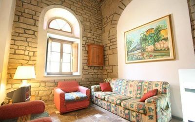 Cappella: Habitación, Propiedad, Mueble, Sala, Diseño De Interiores, Edificio, Sofá, Casa, Bienes Raíces, Pared