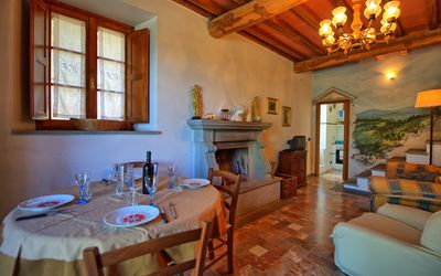 Chiesa: Habitación, Propiedad, Edificio, Mueble, Diseño De Interiores, Casa, Bienes Raíces, Mesa, Casa, Sala