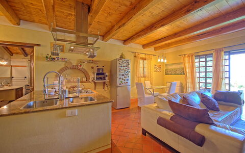 Villa Margherita: Habitación, Propiedad, Edificio, Mueble, Diseño De Interiores, Sala, Haz, Techo, Casa, Suelo
