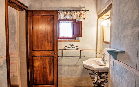 Villa Petrognano: Habitación, Propiedad, Edificio, Diseño De Interiores, Casa, Mueble, Suelo, Arquitectura, Baño, Puerta