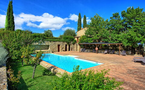 Brunello: Planta, Cielo, Agua, Nube, Propiedad, Edificio, Azur, Botánica, Árbol, Piscina