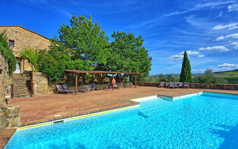 Brunello: Agua, Cielo, Nube, Planta, Propiedad, Piscina, Edificio, Azur, Azul, Naturaleza