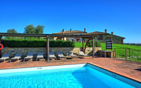 Fornacino: Agua, Cielo, Propiedad, Planta, Piscina, Edificio, Naturaleza, Azur, Azul, Sombra