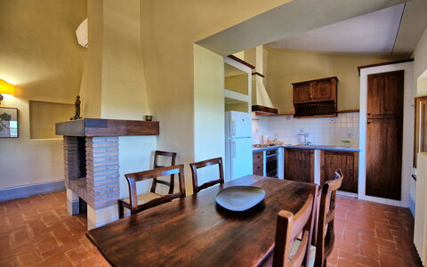 Fornacino: Mesa, Mueble, Madera, Sala, Silla, Cocina, Piso, Suelo, Manchas De Madera