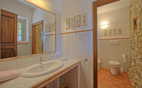 San Donato: Baño, Propiedad, Habitación, Diseño De Interiores, Edificio, Bienes Raíces, Pared, Casa, Loseta, Suelo
