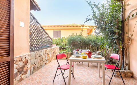 Golfo di Marinella 300: Mueble, Mueble Para Exteriores, Silla, Mesa Al Aire Libre, Sombra, Cocina Y Comedor Mesa, Patio, Manchas De Madera, Balcón, Patio Interior