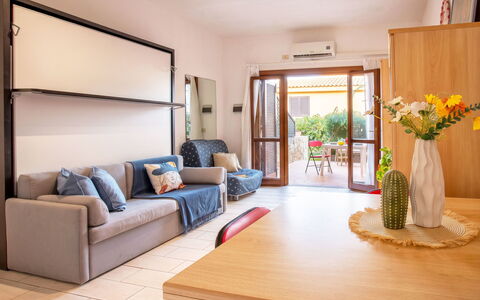 Golfo di Marinella 300: Mueble, Diseño De Interiores, Madera, Piso, Departamento, Sofá, Suelo, Habitación, Sala, Mesa