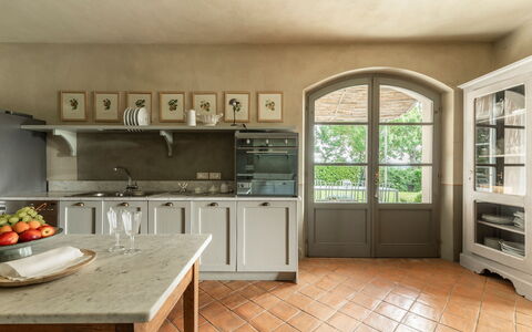 Villa Danilo: Mostrador, Gabinetes, Mueble, Propiedad, Aparato De Cocina, Estufa De Cocina, Cocina, Electrodoméstico, Madera, Diseño De Interiores