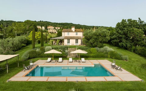 Villa Danilo: Cielo, Piscina, Edificio, Planta, Árbol, El Terreno Del Lote, Hierba, Paisaje, Rectángulo, Paisaje Natural