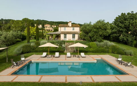 Villa Danilo: Agua, Propiedad, Piscina, Planta, Verde, Cielo, Azur, Árbol, Edificio, Hierba