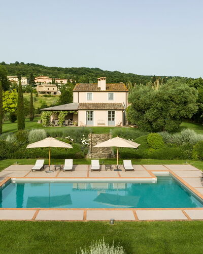 Villa Danilo: Cielo, Piscina, Edificio, Planta, Árbol, El Terreno Del Lote, Hierba, Paisaje, Rectángulo, Paisaje Natural