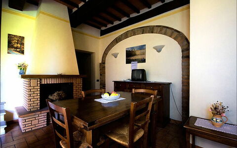 Sanguineto: Habitación, Propiedad, Edificio, Diseño De Interiores, Casa, Mueble, Bienes Raíces, Arquitectura, Techo, Mesa