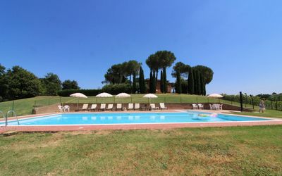 Fattoria Il Musarone: Piscina, Propiedad, Bienes Raíces, Inmuebles, Ocio, Hierba, Villa, Edificio, El Terreno Del Lote, Arquitectura