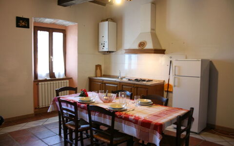 Fattoria le Chianacce: Habitación, Propiedad, Mueble, Edificio, Comedor, Diseño De Interiores, Mesa, Techo, Suelo, Casa