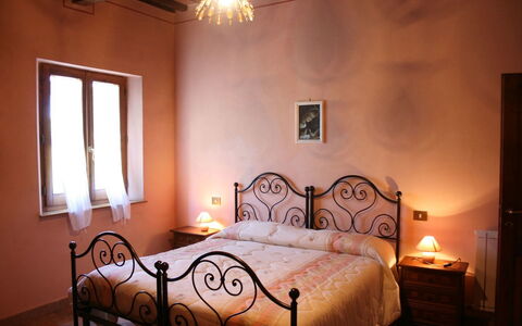 Fattoria le Chianacce: Habitación, Cama, Habitación, Mueble, Sábana, Marco De La Cama, Propiedad, Lecho, Diseño De Interiores, Pared