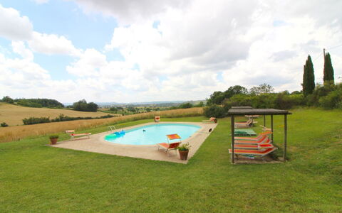 Santa Vittoria: Nube, Cielo, Planta, Árbol, Piscina, El Terreno Del Lote, Sombra, Hierba, Mueble Para Exteriores, Cúmulo