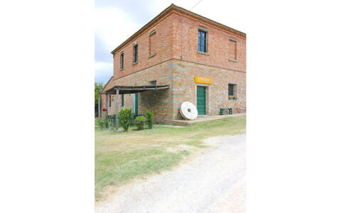 Santa Vittoria: Propiedad, Edificio, Planta, Ventana, El Terreno Del Lote, Pendiente, Hierba, Bienes Raíces, Nube, Casa
