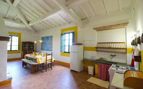 Santa Vittoria: Habitación, Edificio, Propiedad, Diseño De Interiores, Amarillo, Casa, Mueble, Techo, Bienes Raíces, Suelo