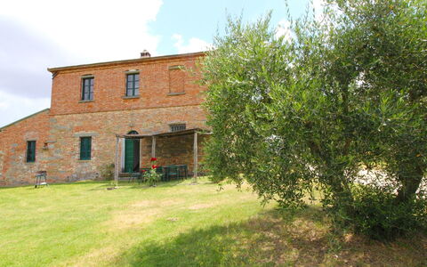 Santa Vittoria: Planta, Nube, Edificio, Cielo, Ventana, Paisaje Natural, Árbol, Casa, El Terreno Del Lote, Hierba