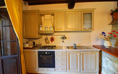 Lo Scrittoio: Gabinetes, Mostrador, Propiedad, Lavabo, Fregadero, Madera, Cocina, Estufa De Cocina, Diseño De Interiores, Cajón