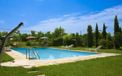 Pozzonovo: Azul, Piscina, Mueble Para Exteriores, Ocio, Recurso, Sombra, Sunlounger, Jardín, Eco Hotel, Paisajismo