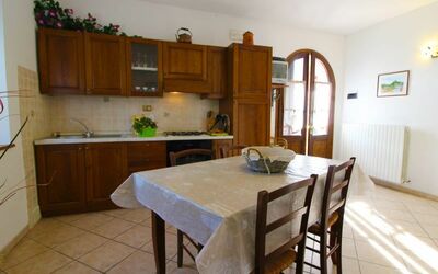 Alabastro: Habitación, Propiedad, Mueble, Cocina, Edificio, Suelo, Mostrador, Gabinetes, Casa, Diseño De Interiores
