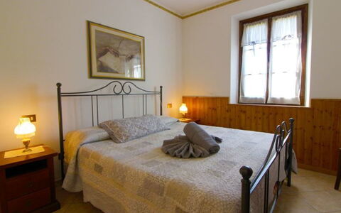 Villa Alabastro: Habitación, Cama, Mueble, Habitación, Propiedad, Marco De La Cama, Sábana, Colchón, Suelo, Pared