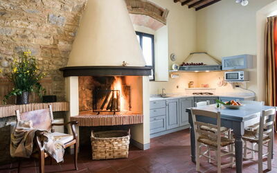 Gorgoli: Hogar, Habitación, Hogar, Propiedad, Mueble, Diseño De Interiores, Albañileria Horno, Edificio, Sala, Mesa
