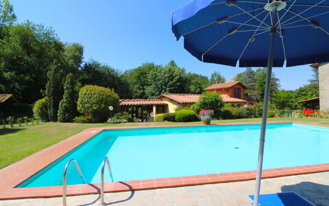 Le Balze: Cielo, Planta, Propiedad, Edificio, Paraguas, Azul, Verde, Piscina, Sombra, Azur