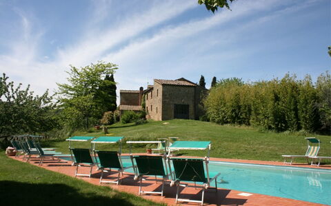Agriturismo Bevignano: Nube, Cielo, Planta, Agua, Edificio, Azur, Paisaje Natural, Árbol, El Terreno Del Lote, Hierba
