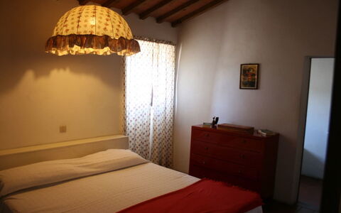 Agriturismo Bevignano: Habitación, Habitación, Mueble, Pantalla De Lámpara, Cama, Propiedad, Accesorios Iluminación, Encendiendo, Diseño De Interiores, Edificio