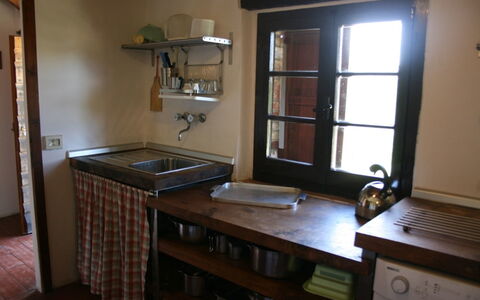 Agriturismo Bevignano: Habitación, Propiedad, Mueble, Edificio, Casa, Mostrador, Gabinetes, Mesa, Cocina, Madera Dura