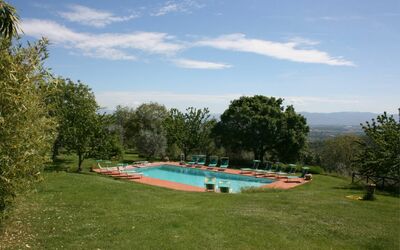 Agriturismo Bevignano: Nube, Cielo, Planta, Piscina, Paisaje Natural, Agua, Árbol, El Terreno Del Lote, Cuerpo De Agua, Sombra